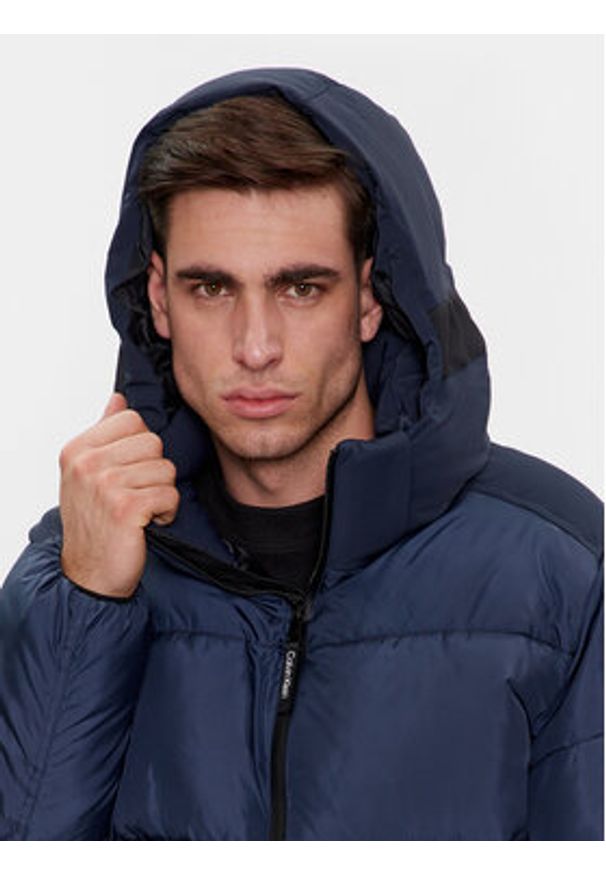 Calvin Klein Kurtka zimowa K10K110329 Granatowy Regular Fit. Kolor: niebieski. Materiał: syntetyk. Sezon: zima