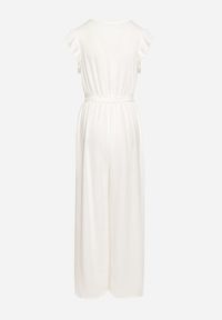 Born2be - Biały Taliowany Kombinezon Koktajlowy z Paskiem w Talii i Falbanami przy Ramionach Vimarine. Okazja: na imprezę. Kolor: biały. Materiał: jeans. Styl: wizytowy #6