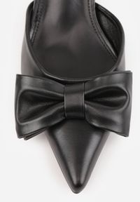 Renee - Czarne Szpilki Slingback Ozdobione z Przodu Kokardą Urea. Zapięcie: sprzączka. Kolor: czarny. Wzór: aplikacja. Obcas: na szpilce. Styl: elegancki, wizytowy #3