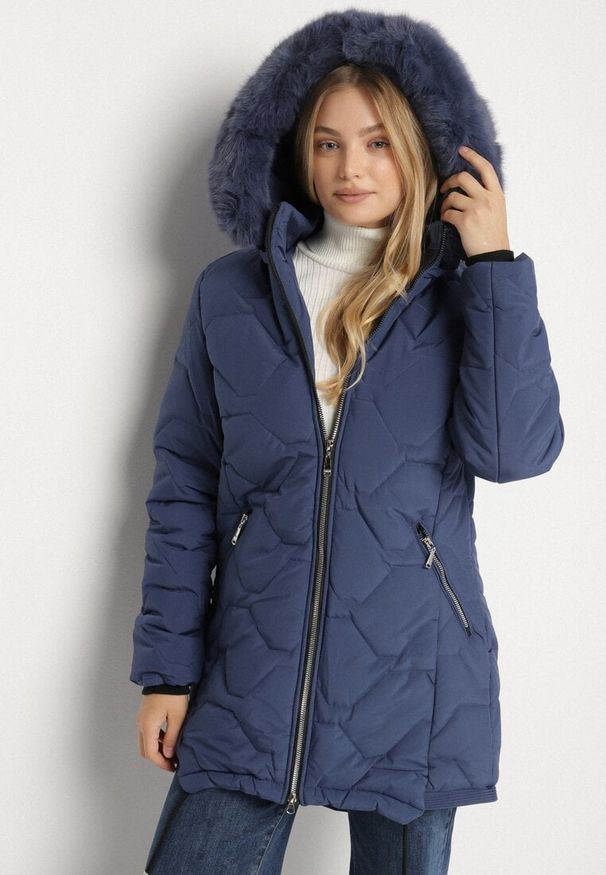 Born2be - Niebieska Klasyczna Kurtka z Pikowanymi Przeszyciami i Kapturem z Futerkiem Raffisa. Okazja: na co dzień. Kolekcja: plus size. Kolor: niebieski. Materiał: futro. Styl: klasyczny