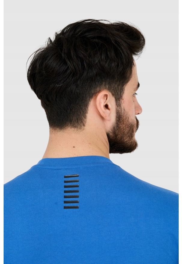 EA7 Emporio Armani - EA7 Niebieska bluza męska z czarnym logo. Kolor: niebieski