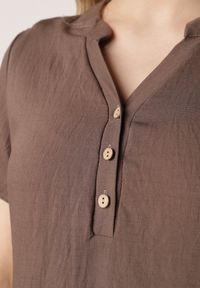 Born2be - Brązowa Wiskozowa Sukienka o Pudełkowym Kroju z Dekoltem V z Guzikami Berborin. Okazja: na co dzień, do pracy. Kolekcja: plus size. Kolor: brązowy. Materiał: wiskoza. Typ sukienki: dla puszystych, proste. Styl: casual, klasyczny #4