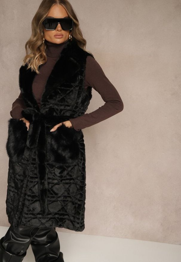 Renee - Czarna Kamizelka Futerko z Wiązanym Paskiem Zdobiona Przeszyciami Ranitila. Okazja: na imprezę, na co dzień. Typ kołnierza: golf. Kolor: czarny. Materiał: futro. Wzór: aplikacja. Styl: casual, elegancki