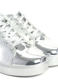 Born2be - Srebrne Sneakersy Ansel. Nosek buta: okrągły. Zapięcie: sznurówki. Kolor: srebrny. Materiał: materiał, lakier. Obcas: na obcasie. Wysokość obcasa: niski #3