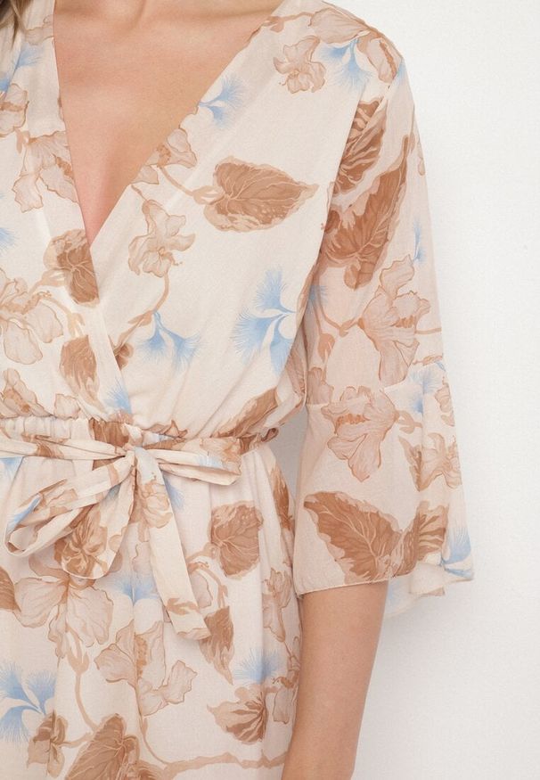 Born2be - Beżowa Bawełniana Sukienka Kopertowa o Asymetrycznym Kroju z Wiązanym Paskiem Niteira. Okazja: na randkę, na co dzień. Typ kołnierza: dekolt w kształcie V. Kolor: beżowy. Materiał: bawełna. Typ sukienki: kopertowe, asymetryczne. Styl: casual