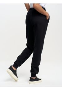 Big-Star - Spodnie dresowe damskie czarne Foxie 906/ Megan 906. Kolor: czarny. Materiał: dresówka. Wzór: napisy, haft, aplikacja #5