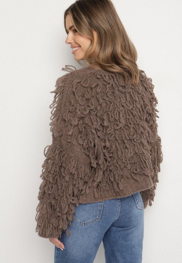 Born2be - Jasnobrązowy Wiązany Kardigan z Dodatkiem Wełny i Wiskozy Zdobiony Frędzlami Tiravea. Okazja: na co dzień. Typ kołnierza: dekolt w serek. Kolor: brązowy. Materiał: wiskoza, wełna. Długość rękawa: długi rękaw. Długość: długie. Wzór: aplikacja. Styl: elegancki, casual