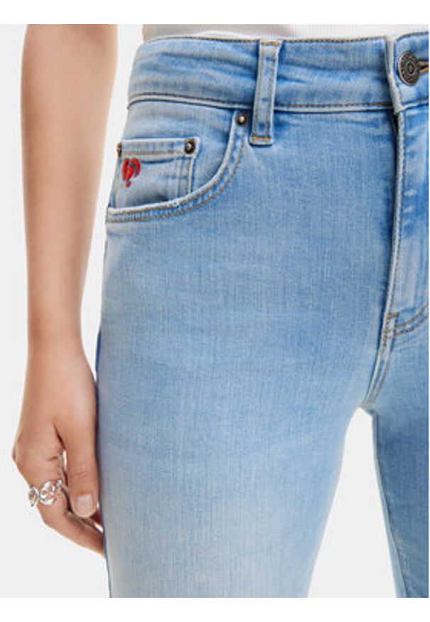 Desigual Jeansy Delaware 24SWDD26 Błękitny Slim Fit. Kolor: niebieski