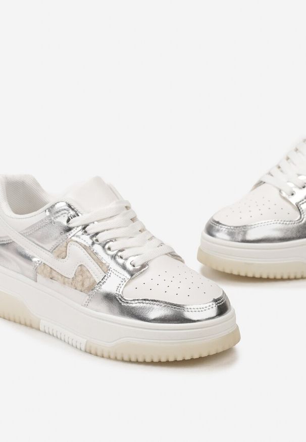 Renee - Biało-Srebrne Sneakersy na Grubej Podeszwie z Futerkiem Malvira. Okazja: na co dzień. Zapięcie: sznurówki. Kolor: biały. Materiał: futro