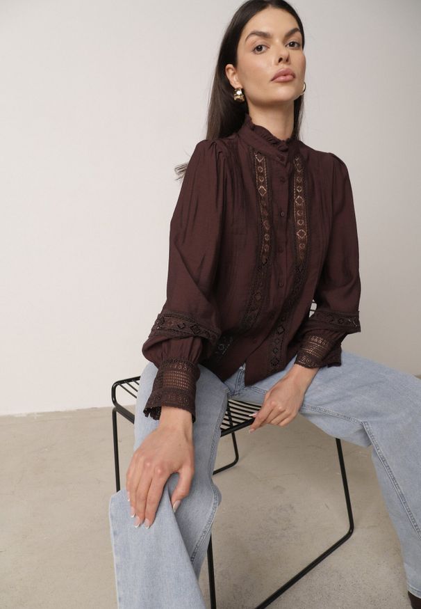 Born2be - Brązowa Koszula ze Stójką i Koronką Argochis. Typ kołnierza: kołnierzyk stójkowy. Kolor: brązowy. Materiał: koronka. Wzór: koronka