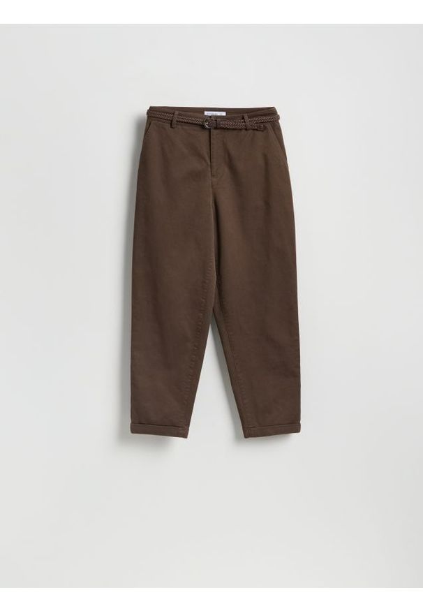 Reserved - Spodnie chino z paskiem - brązowy. Kolor: brązowy. Materiał: tkanina, bawełna