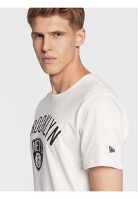 New Era T-Shirt Brooklyn Nets 11530756 Biały Regular Fit. Kolor: biały. Materiał: bawełna