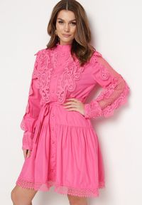 Born2be - Fuksjowa Sukienka Evenope. Kolor: różowy. Materiał: koronka, materiał. Wzór: aplikacja, koronka. Styl: klasyczny. Długość: mini