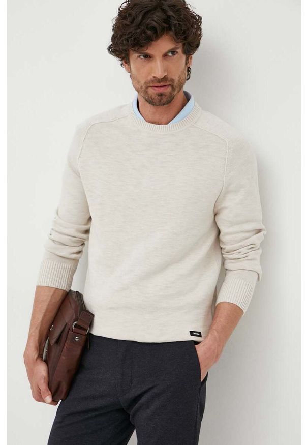 Calvin Klein sweter bawełniany kolor beżowy lekki. Kolor: beżowy. Materiał: bawełna. Długość rękawa: raglanowy rękaw