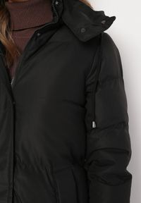 Born2be - Czarna Pikowana Kurtka przed Kolano z Kapturem Aralandra. Typ kołnierza: kaptur. Kolor: czarny. Styl: klasyczny #4