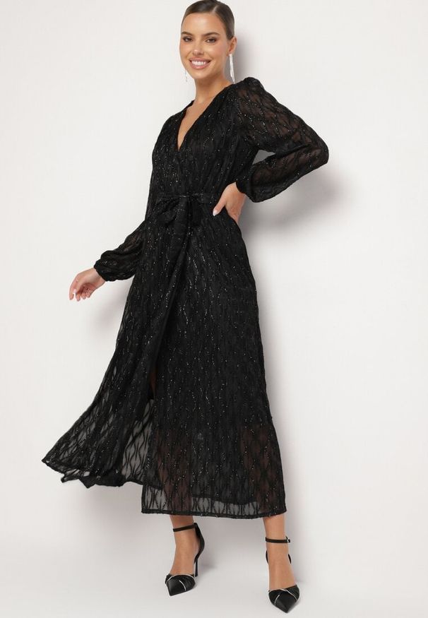 Born2be - Czarna Połyskująca Sukienka o Rozkloszowanym Kopertowym Kroju z Wiązanym Paskiem Oceola. Okazja: na co dzień. Typ kołnierza: dekolt w kształcie V. Kolor: czarny. Typ sukienki: kopertowe. Styl: wizytowy, casual
