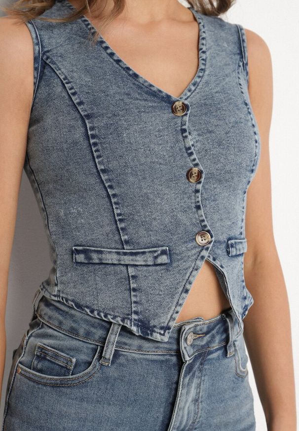 Born2be - Niebieska Jeansowa Kamizelka z Bawełną i Imitacją Kieszeni Maitera. Okazja: na co dzień. Kolor: niebieski. Materiał: jeans, bawełna. Sezon: lato, wiosna. Styl: casual, sportowy, boho