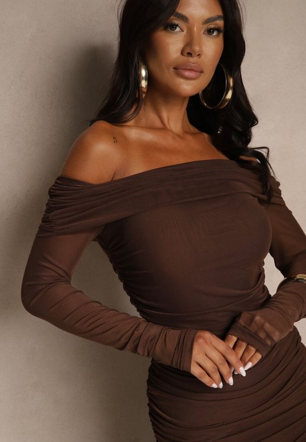 Renee - Brązowa Koktajlowa Sukienka z Prześwitującymi Rękawami i Marszczeniem Haludea. Okazja: na imprezę. Kolor: brązowy. Styl: wizytowy