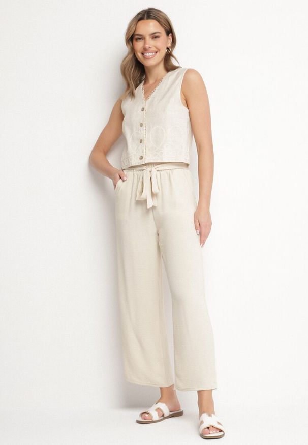 Born2be - Beżowe Szerokie Spodnie z Wiskozą i Wysokim Stanem Ozdobione Wiązaniem Selwia. Okazja: na co dzień. Stan: podwyższony. Kolor: beżowy. Materiał: wiskoza. Wzór: aplikacja. Sezon: lato. Styl: casual, klasyczny