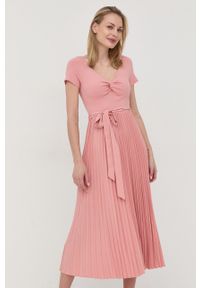 Guess sukienka kolor różowy midi rozkloszowana. Kolor: różowy. Materiał: materiał, włókno, tkanina, dzianina. Długość rękawa: krótki rękaw. Typ sukienki: rozkloszowane, plisowane. Długość: midi