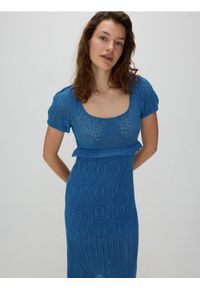 Reserved - Dzianinowa sukienka - niebieski. Kolor: niebieski. Materiał: dzianina. Wzór: ażurowy #1