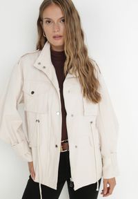Born2be - Jasnobeżowa Kurtka Parka z Dużymi Kieszeniami Talaha. Okazja: na co dzień. Kolor: beżowy. Materiał: jeans. Długość: krótkie. Wzór: aplikacja. Sezon: wiosna, jesień. Styl: casual #1