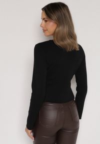 Born2be - Czarny Sweter z Wiskozą Ozdobiony Guzikami Zetisae. Okazja: na co dzień. Kolor: czarny. Materiał: wiskoza. Wzór: aplikacja. Styl: klasyczny, casual, elegancki #6