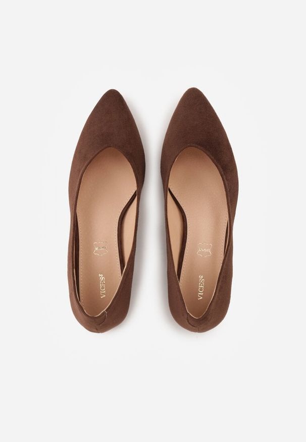 Born2be - Ciemnobrązowe Czółenka na Obcasie Vices z Imitacji Zamszu ze Skórzaną Wkładką i Metaliczną Wstawką Ziztte. Okazja: na co dzień. Kolor: brązowy. Materiał: skóra, zamsz. Wzór: aplikacja. Obcas: na obcasie. Styl: elegancki, klasyczny, casual. Wysokość obcasa: średni