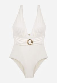 Born2be - Biały Jednoczęściowy Strój Kąpielowy z Marszczeniem i Imitacją Paska z Klamrą Tinryss. Kolekcja: plus size. Kolor: biały. Długość: długie #5