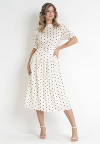 Born2be - Jasnobeżowa Sukienka Midi z Gumką w Talii i Materiałowym Paskiem z Klamrą Maerali. Okazja: na wesele, na ślub cywilny, na imprezę. Typ kołnierza: kołnierzyk stójkowy. Kolor: beżowy. Materiał: materiał. Wzór: grochy. Typ sukienki: rozkloszowane. Styl: elegancki. Długość: midi #4