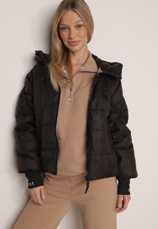 Born2be - Czarna Przejściowa Kurtka Pikowana z Kapturem i Napisami na Rękawach Althone. Okazja: na co dzień. Typ kołnierza: kaptur. Kolor: czarny. Materiał: poliester. Wzór: napisy. Styl: casual