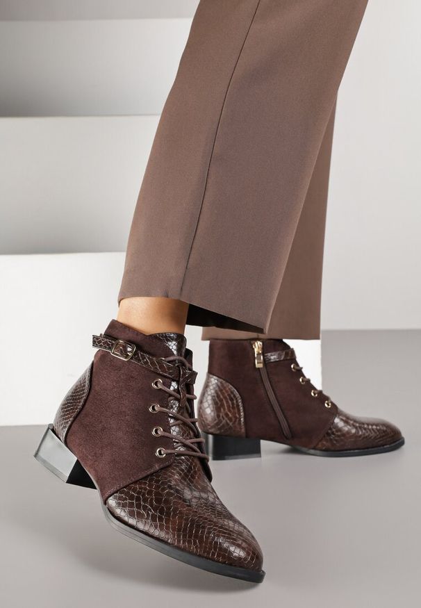 Renee - Brązowe Botki Vices ze Wstawkami Imitującymi Skórę Węża i Sprzączką Gelrina. Okazja: na imprezę, na co dzień. Zapięcie: sprzączka. Kolor: brązowy. Materiał: skóra. Obcas: na obcasie. Styl: casual. Wysokość obcasa: średni