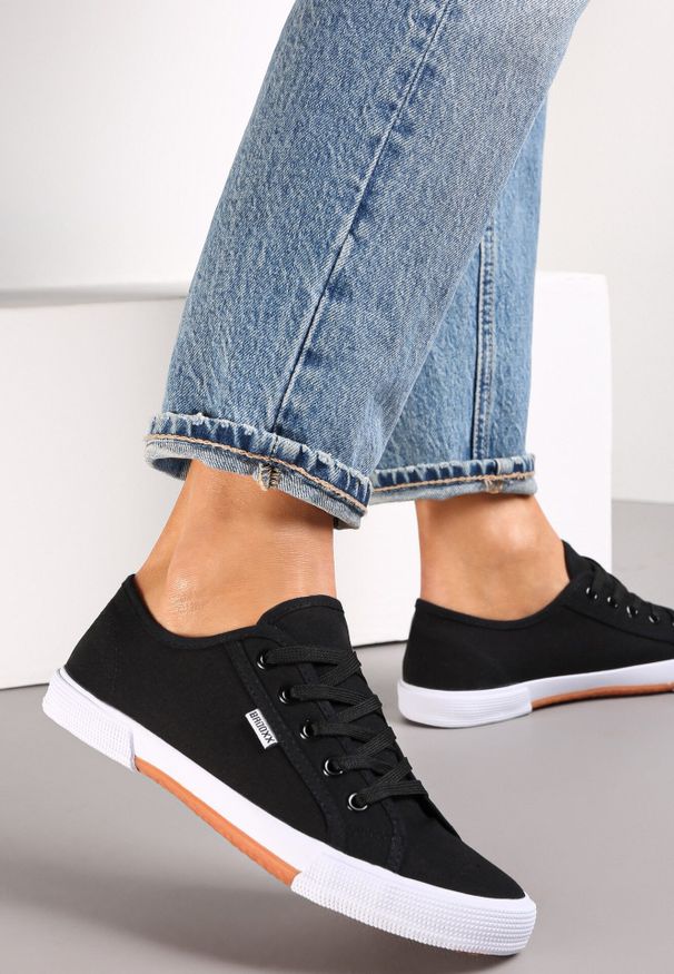 Born2be - Czarne Tenisówki z Ozdobnymi Przeszyciami Oridorise. Okazja: na co dzień, do pracy. Zapięcie: sznurówki. Kolor: czarny. Materiał: jeans, materiał, dzianina. Styl: casual, klasyczny