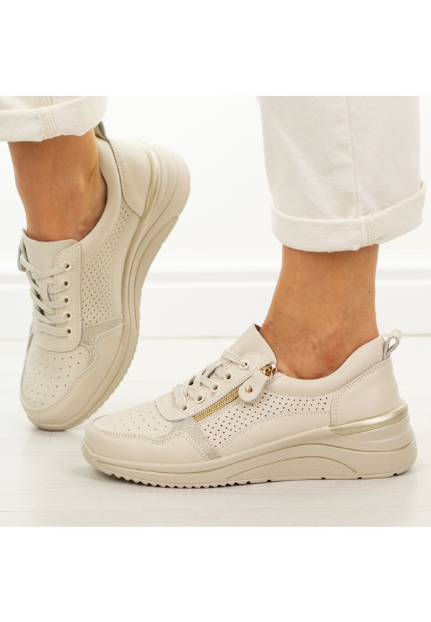 Beżowe skórzane sneakersy damskie Cambell 40337. Okazja: na co dzień. Nosek buta: okrągły. Zapięcie: sznurówki. Kolor: beżowy. Materiał: skóra. Sezon: wiosna, lato, jesień. Obcas: na koturnie. Styl: casual, klasyczny, sportowy