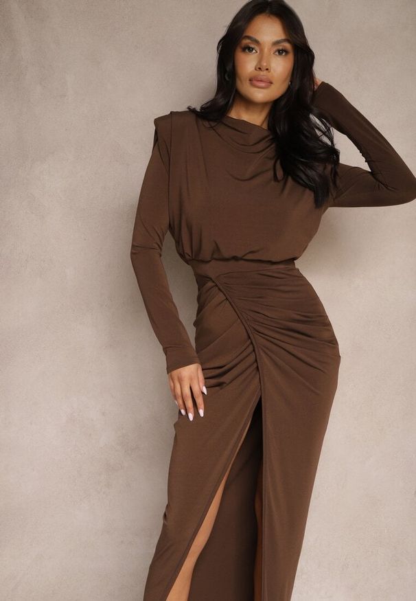 Renee - Brązowa Dopasowana Sukienka Koktajlowa Ozdobiona Marszczeniem Besini. Okazja: na studniówkę. Kolor: brązowy. Wzór: aplikacja. Styl: wizytowy