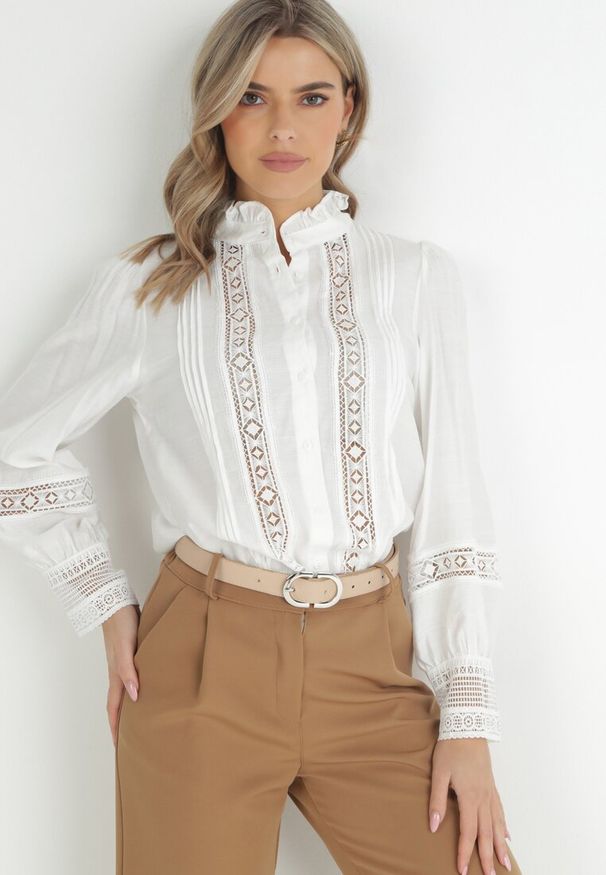 Born2be - Biała Koszula ze Stójką i Koronką Argochis. Typ kołnierza: kołnierzyk stójkowy. Kolor: biały. Materiał: koronka. Wzór: koronka