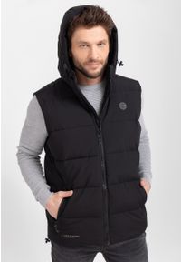 Volcano - Pikowany bezrękawnik z kapturem V-EGON. Okazja: na co dzień. Typ kołnierza: kaptur. Kolor: czarny. Materiał: materiał, puch, polar. Długość rękawa: bez rękawów. Styl: klasyczny, casual, sportowy #1