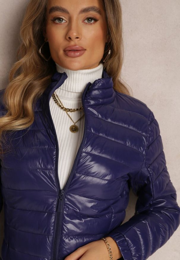 Renee - Granatowa Kurtka Pikowana Atia. Typ kołnierza: kołnierzyk stójkowy, bez kaptura. Kolor: niebieski. Materiał: jeans. Długość rękawa: długi rękaw. Długość: długie. Wzór: jednolity. Sezon: jesień