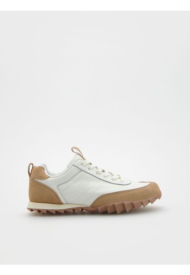 Reserved - Skórzane sneakersy ze wstawkami - biały. Kolor: biały. Materiał: skóra