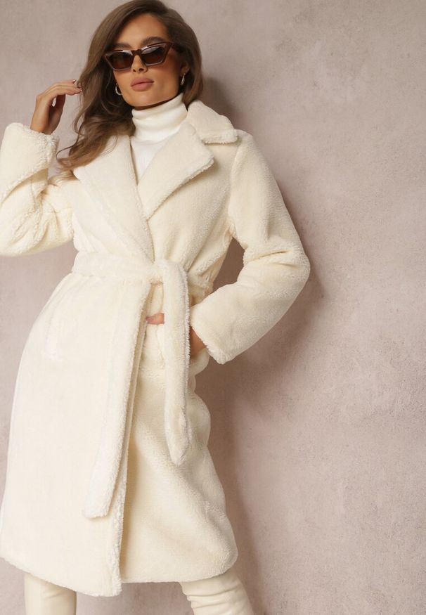 Renee - Biały Płaszcz Futrzany z Wiązanym Paskiem Nasava. Kolor: biały. Materiał: futro. Sezon: jesień, zima