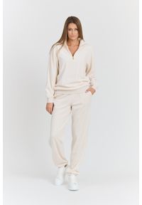 Juicy Couture - JUICY COUTURE Damska beżowa bluza Pete Pullover Gold, Rozmiar XS. Okazja: na co dzień. Typ kołnierza: bez kaptura. Kolor: beżowy. Materiał: poliester, bawełna, materiał. Długość rękawa: długi rękaw. Długość: długie. Styl: casual, elegancki #5