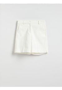 Reserved - Szorty z kantem - biały. Kolor: biały. Materiał: tkanina, bawełna #1