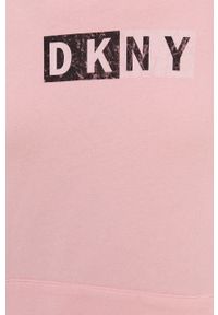 DKNY - Dkny Bluza bawełniana DP1T8326 damska kolor różowy z kapturem gładka. Okazja: na co dzień. Typ kołnierza: kaptur. Kolor: różowy. Materiał: bawełna. Długość rękawa: długi rękaw. Długość: długie. Wzór: gładki. Styl: casual #4