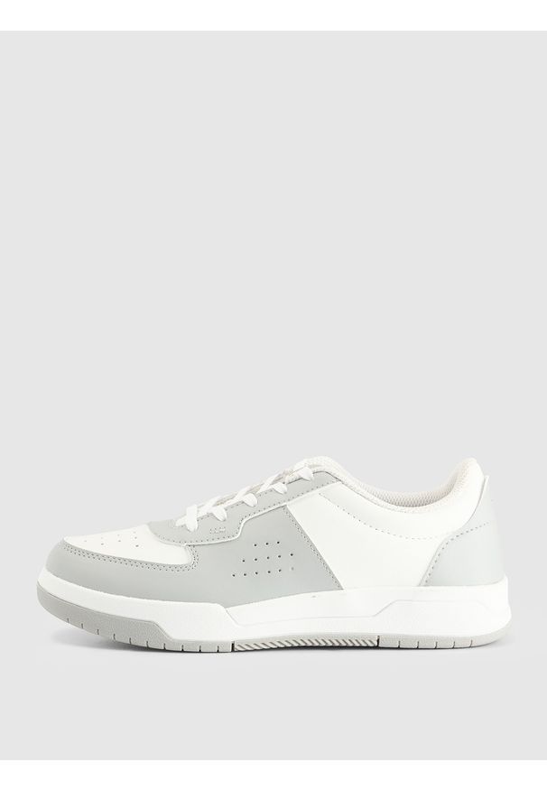 4f - 4F Buty sportowe dziecięce - białe 34. Okazja: na co dzień, na uczelnię. Kolor: biały. Materiał: guma, syntetyk, materiał. Szerokość cholewki: normalna