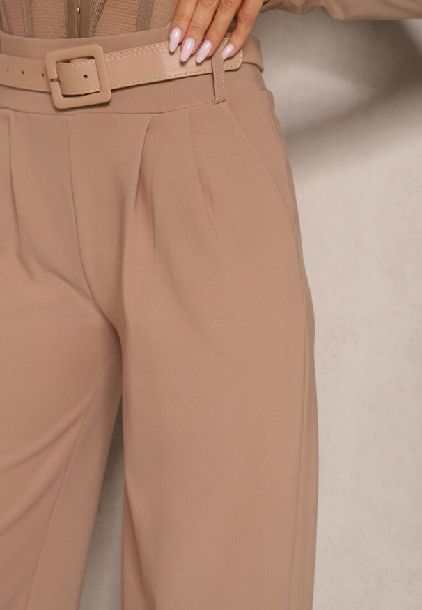 Renee - Ciemnobeżowe Garniturowe Spodnie High Waist z Gumką i Dodatkowym Paskiem w Talii Mattine. Stan: podwyższony. Kolor: beżowy. Materiał: dzianina