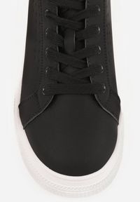 Renee - Czarne Sneakersy VICES Ozdobione Gwiazdą i Błyszczącą Wstawką Oranatta. Okazja: na co dzień. Kolor: czarny. Materiał: jeans. Wzór: aplikacja #2