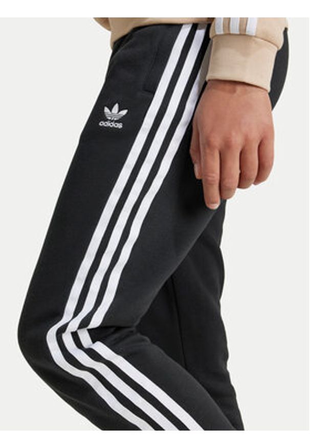 Adidas - adidas Spodnie dresowe Trefoil IY7484 Czarny Regular Fit. Kolor: czarny. Materiał: syntetyk