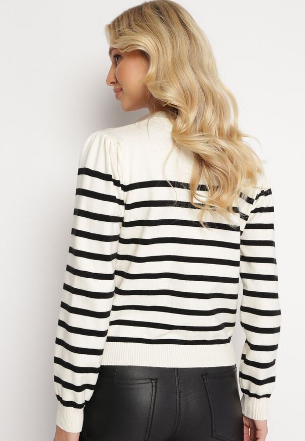 Born2be - Biały Zapinany Kardigan z Wiskozy w Paski Nirtissa. Kolor: biały. Materiał: wiskoza. Długość rękawa: długi rękaw. Długość: długie. Wzór: paski