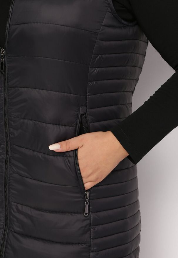 Born2be - Czarna Kamizelka z Kapturem i Klasycznym Pikowaniem Nellas. Typ kołnierza: kaptur. Kolor: czarny. Materiał: tkanina. Sezon: wiosna, jesień. Styl: klasyczny