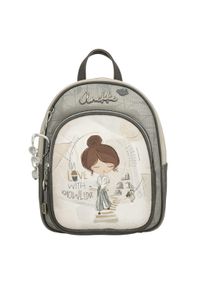 Plecak damski Anekke, z dekoracyjnym nadrukiem i metalowym logo zapinany na zamek z wygodną rączką regulowanymi szelkami oraz ozdobnym brelokiem, sza. Kolor: szary. Materiał: materiał. Wzór: nadruk. Styl: casual, elegancki #1